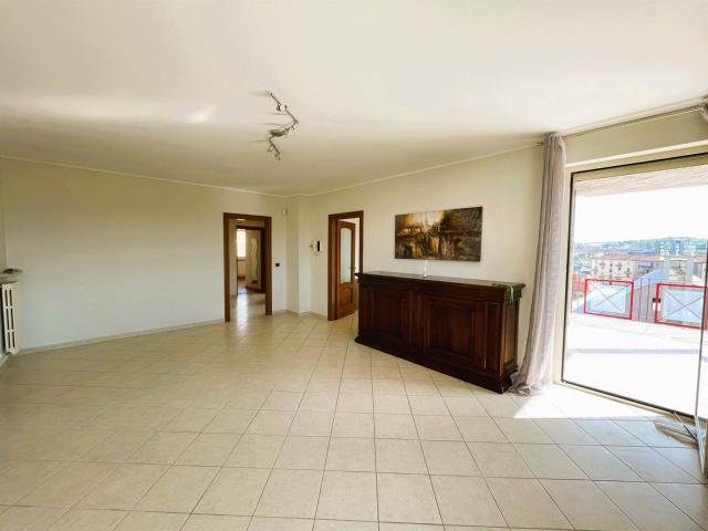 CASALE MONFERRATO – CORSO INDIPENDENZA – GRANDE APPARTAMENTO SEMIARREDATO CON TERRAZZO E GARAGE