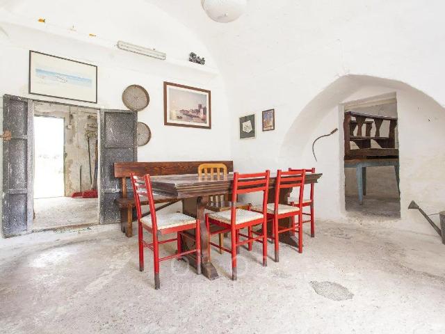 Casale su 3 livelli da ristrutturare con cappella privata e. 145m² Oria
