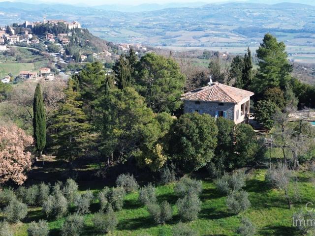 Casale panoramico con piscina e uliveto sulle colline umbre 300m² Monte Castello di Vibio
