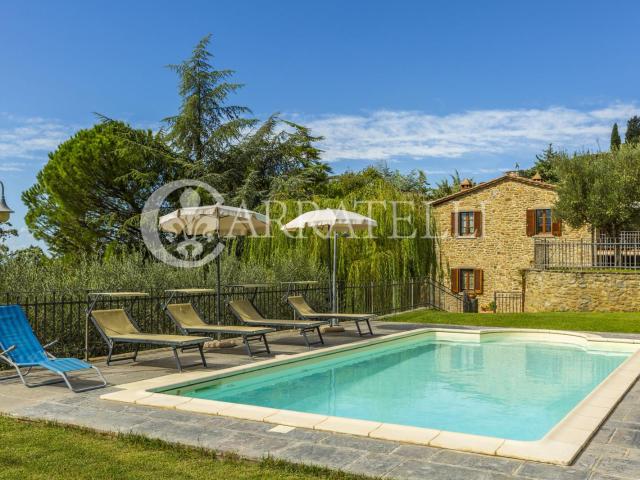 Casale panoramico di circa 220 mq con piscina e uliveto a po. 284m² Cortona