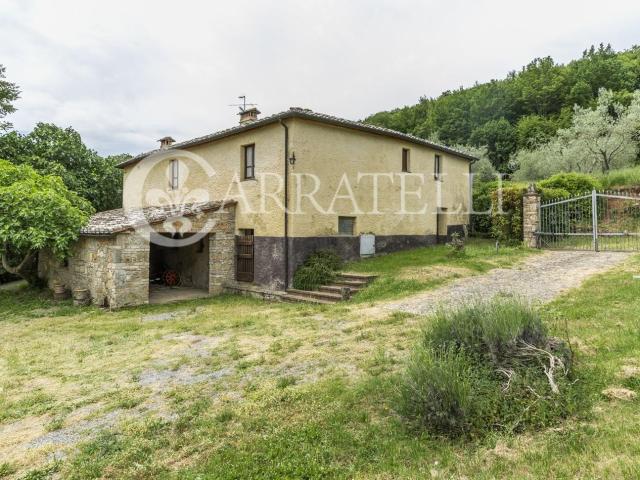 Casale panoramico di circa 300 mq in vendita a Sarteano, a 1. 300m² Sarteano