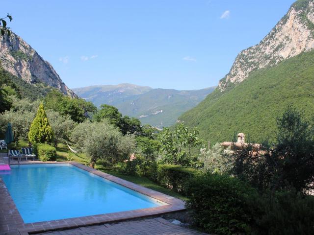 Casale residenziale e turistico ricettivo con piscina 570m² Ferentillo