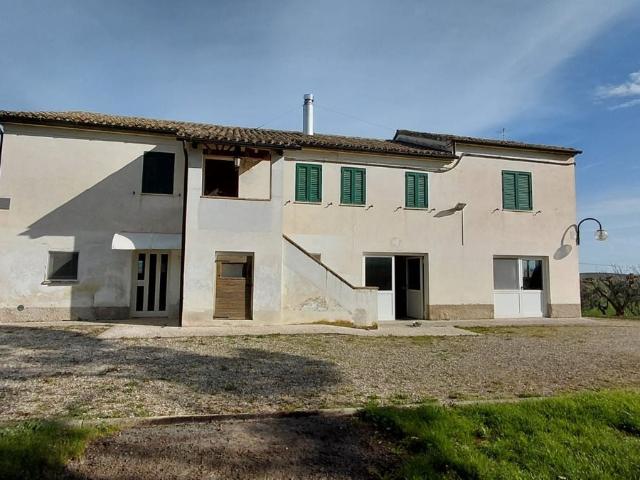 Casale ristrutturato a 30 minuti dal mare di Porto Recanati 250m² Montefano