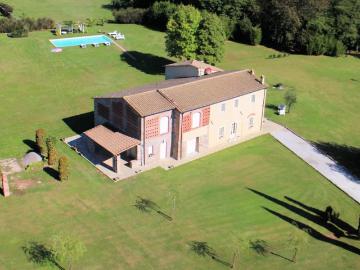 Casale ristrutturato con parco e piscina in vendita a Lucca 490m² Lucca