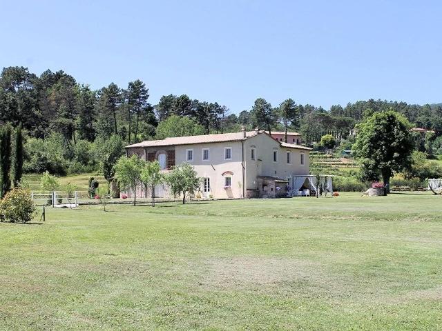Casale ristrutturato con parco e piscina in vendita a Lucca 490m² Lucca