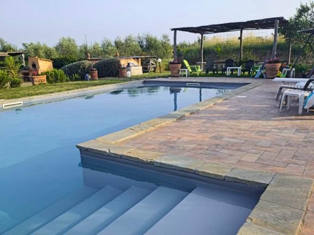 Casale ristrutturato con piscina, uliveto e due appartamenti. 230m² Castiglion Fiorentino
