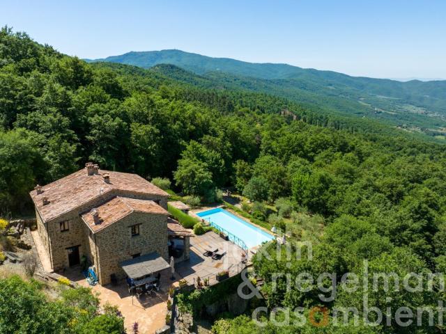 Casale ristrutturato con piscina e vista sulla Valle di Chio. 332m² Castiglion Fiorentino