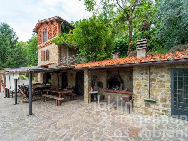 Casale ristrutturato con piscina sulle colline nei dintorni. 450m² Reggello