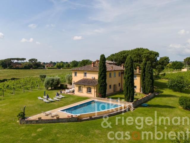 Casale toscano in posizione panoramica con torre del 12° sec. 504m² Monte San Savino