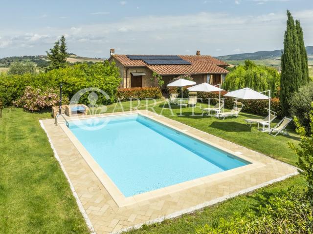 Casale toscano posto sulla sommità di un poggio con vista pa. 251m² Volterra