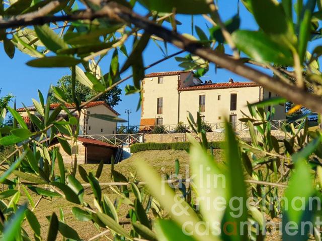 Casale toscano ristrutturato con dependance, piscina e 7,5 e. 489m² Volterra