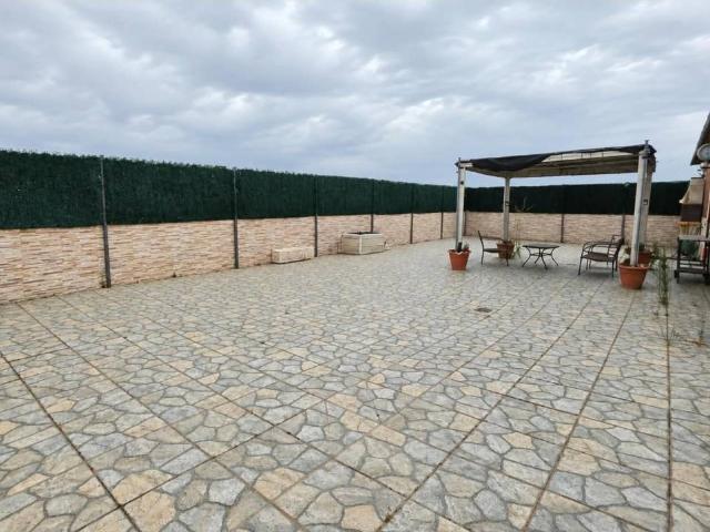 CASALIA presenta: Edificio de 3 alturas recién reformado con 5 habitaciones, garaje y terraza de más de 100 m²