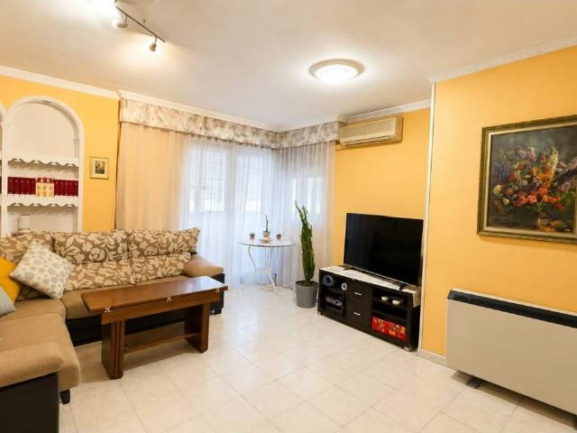 CASALIA presenta: Espectacular vivienda de esquina, totalmente exterior, con 4 dormitorios y amplia terraza acristalada