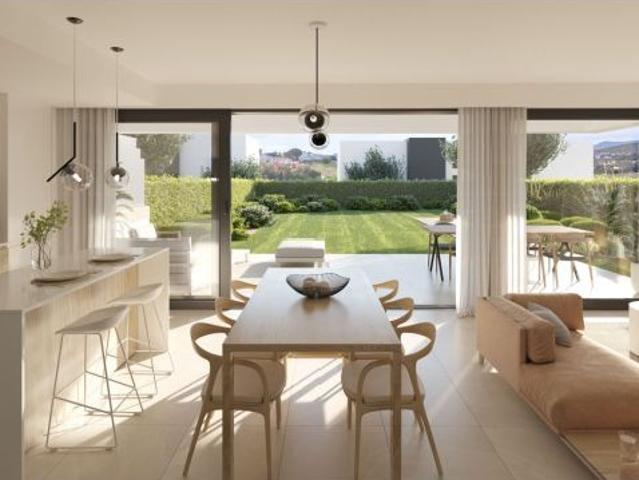 Casas adosadas de 3 dormitorios y 3 baños con piscina en Estepona