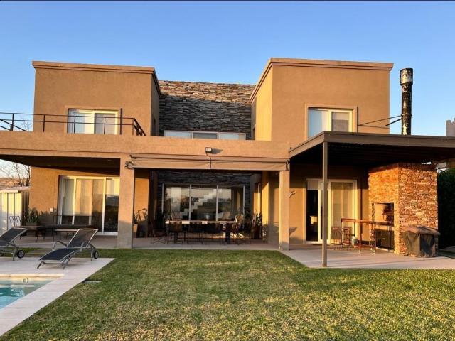 CASAS CASA ESCOBAR, GRAN BS. AS. NORTE ? 800m? en El Canton Golf
