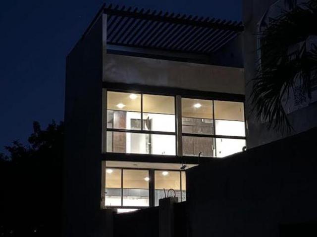CASAS EN VENTA EN CANCUN F 2156, 2 RECS. EN HUAYACAN $3,600,000