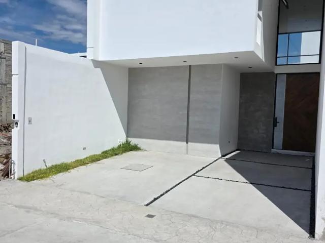Casas en venta en coto privado con alberca en Colima