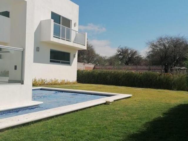 Casas en Venta en La Magdalena Tequisquiapan con Alberca y Salón de juegos