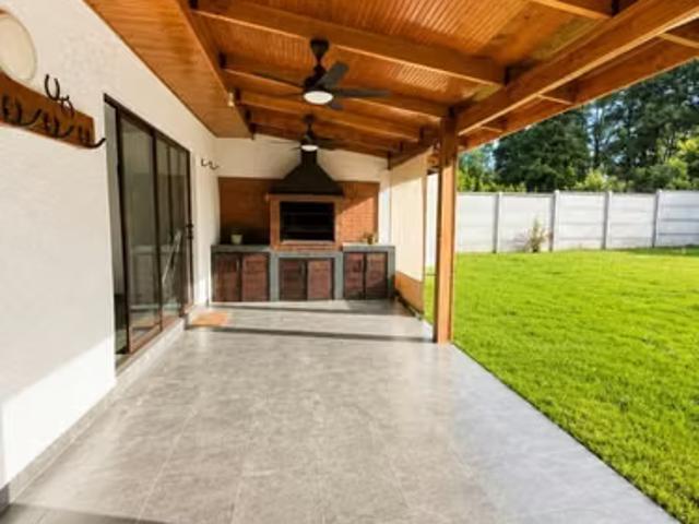 Casas en arriendo en Talca | Casa en arriendo de 6 dorm. En Talca 6 dormitorios por CLP 1600. 00