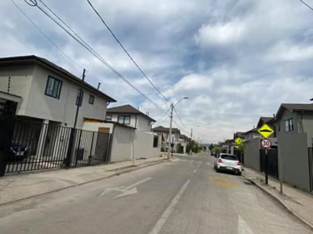 Casas en arriendo en Buin | Casa Luminosa Ideal para Inversión 1498 dormitorios por CLP 700000.00