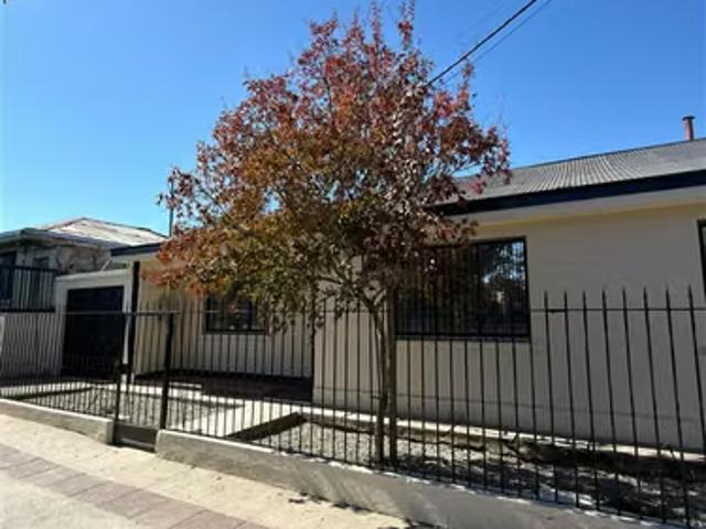 Casas en arriendo en Cauquenes | Casa Comercial o Instituciones, en Av Claudina Urrutia 10 dormitorios por CLP 850000.00