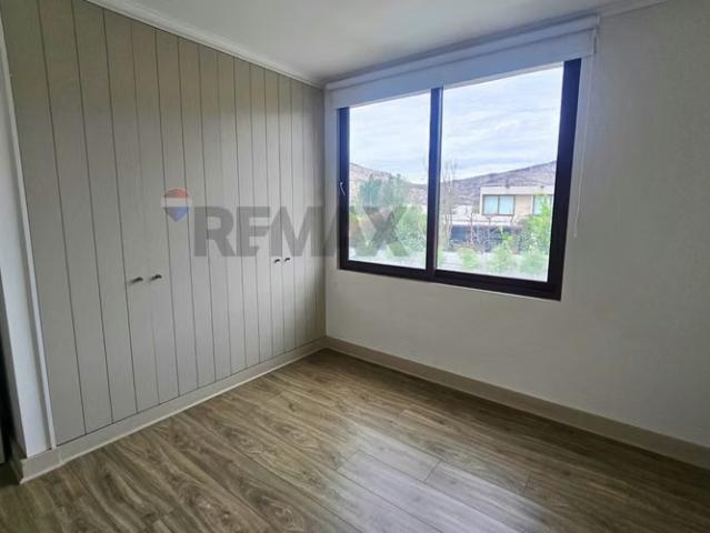 Casas en arriendo en Colina | 4 dorm + servicio, piscina, paneles solares 4 dormitorios por CLF 61.00
