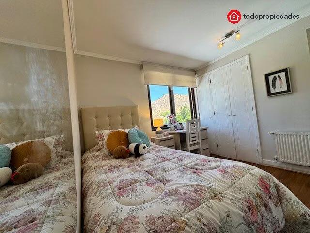 Casas en arriendo en Colina | Exclusiva Casa Remodelada en Condominio Chamisero 4 dormitorios por CLF 54.00