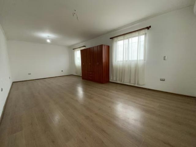 Casas en arriendo en curicó | amplia casa, aires acondicionados, sector tranquil 5 dormitorios por clp 700000.00