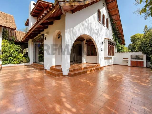 Casas en arriendo en Las Condes | San damián 5d + 4b + piscina + estar + servicios 5 dormitorios por CLP 3500. 00