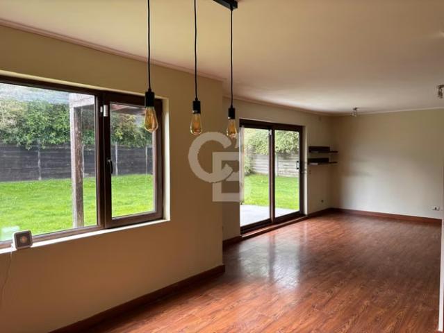 Casas en arriendo en Puerto Varas | Ubicación estrátegica en sector familiar, cerca a colegios 5 dormitorios por CLP 1800. 00