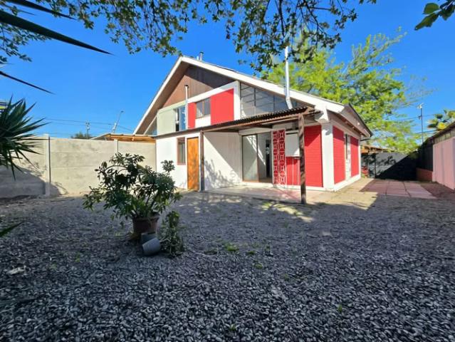 Casas en arriendo en Ñuñoa | Casa con amplio patio en sector residencial 1833 dormitorios por CLP 1290. 00