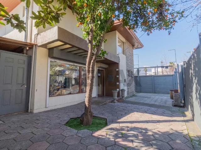 Casas en ñuñoa arrienda local en esquina estratégica de ñuñoa