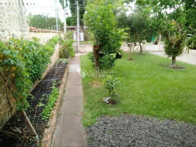 Casas no Bairro Belém Novo. Três casas de alvenaria, no terreno que conta com 502,00 m²