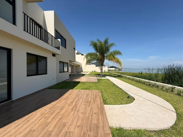 Casas NUEVAS en venta en El Ensue?o Lake Front Chapala Ajijic