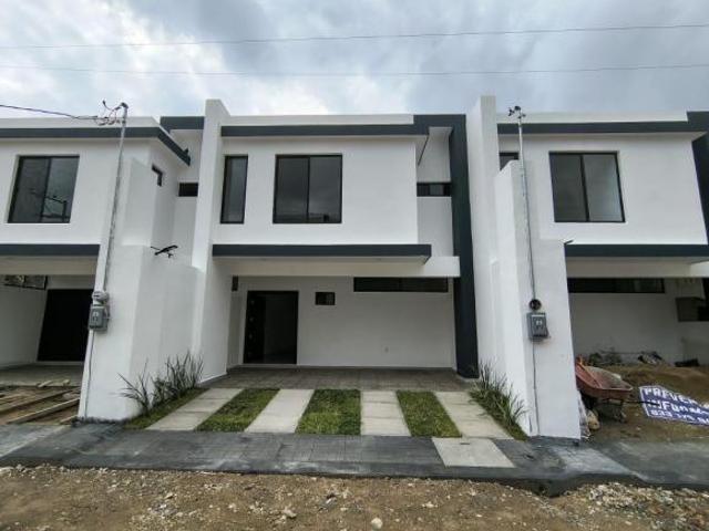 Casas Nuevas en Zona Arenal