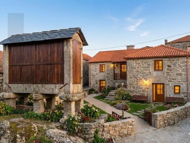 3 Casas para recuperar em Aldeia Preservada de Carvalho de Rei na Serra da Aboboreira Amarante