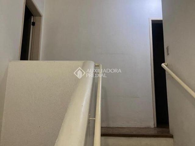 CASASOBRADO COM 03 DORM.SENDO 01 SUÍTE COM SACADA, LAVABO, LAREIRA, CHURRASQUEIRA E PISCINA
