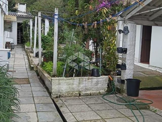 Casa/sobrado com 03 dormitórios e mais uma casa no mesmo terreno com 02 dormitórios na Chácara das P