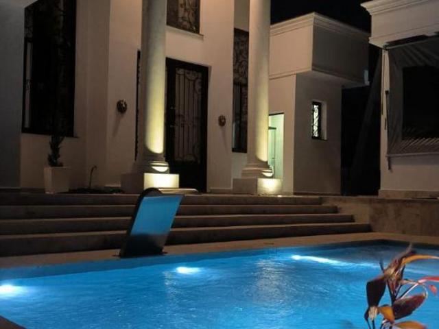 Casa/sobrado de 256m², com 3 dorms, sendo 1 suíte, à venda no Cond Riviera de Santa Cristina XIII