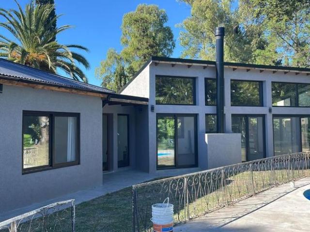 Casaquinta barrio El Trébol Ezeiza 4 dormitorios 1000 M2 lote y 250 cubiertos