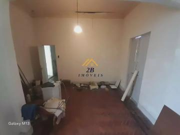 Casarão Amplo e Multifuncional – 6 Quartos | 3 Vagas | Quintal com Área Verde