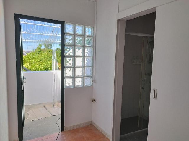 CasaT1 independente. Renovada. Junto ao Arrábida shopping. transportes STCP à porta