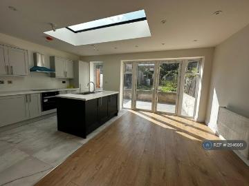 Cascade Road, Buckhurst Hill, IG9 3 bed semi detached house to rent £2,800 pcm £646 pw
