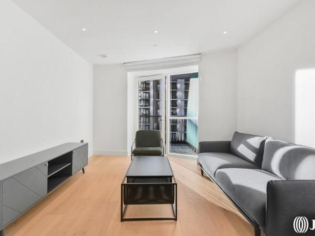 Cascade Way London W12 2 bed flat to rent £4,500 pcm £1,038 pw
