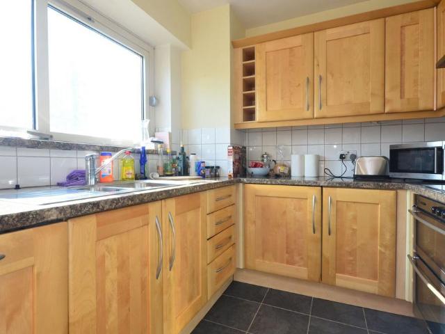 Cascades Tower, Canary Wharf, London. 1 bed flat to rent £2,145 pcm £495 pw