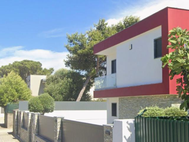 Cascais Birre Moradia T5 de Luxo Contemporânea em Birre, Cascais | Piscina Privativa | Jardim | Garagem para 4 Viaturas, perto da praia do Guincho