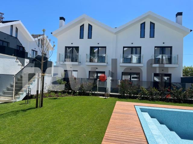 Cascais São Pedro Do Estoril Moradia T4 em 3 pisos + Sótão excelentes terraços em Condomínio Privado de Prestígio com Piscina, jardins bem cuidados a 10 minutos da Praia