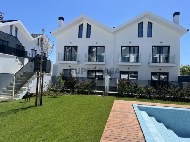 Cascais São Pedro Do Estoril Moradia T4 em 3 pisos + Sótão excelentes terraços em Condomínio Privado de Prestígio com Piscina, jardins bem cuidados a 10 minutos da Praia