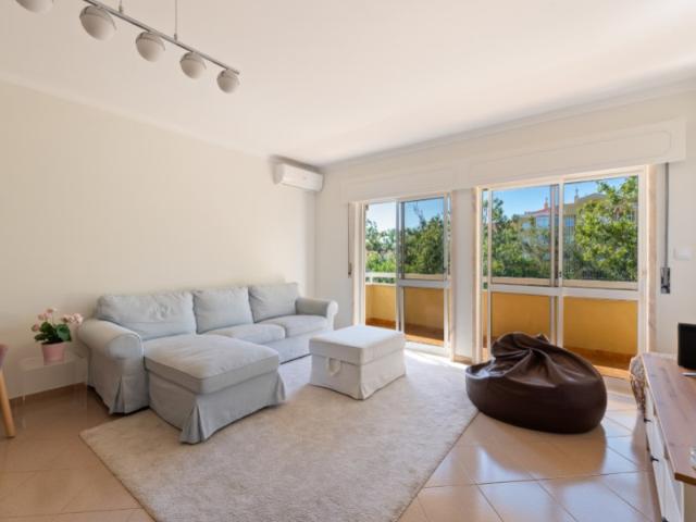 Cascais, vive neste adorável apartamento de 2 quartos em Alvide com vista para um parque
