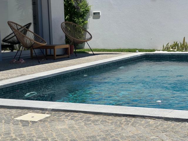 Cascais Zambujeiro Exclusiva Moradia T4 Contemporânea recente de 2020 | Piscina aquecida, Jardim e 3 Suítes